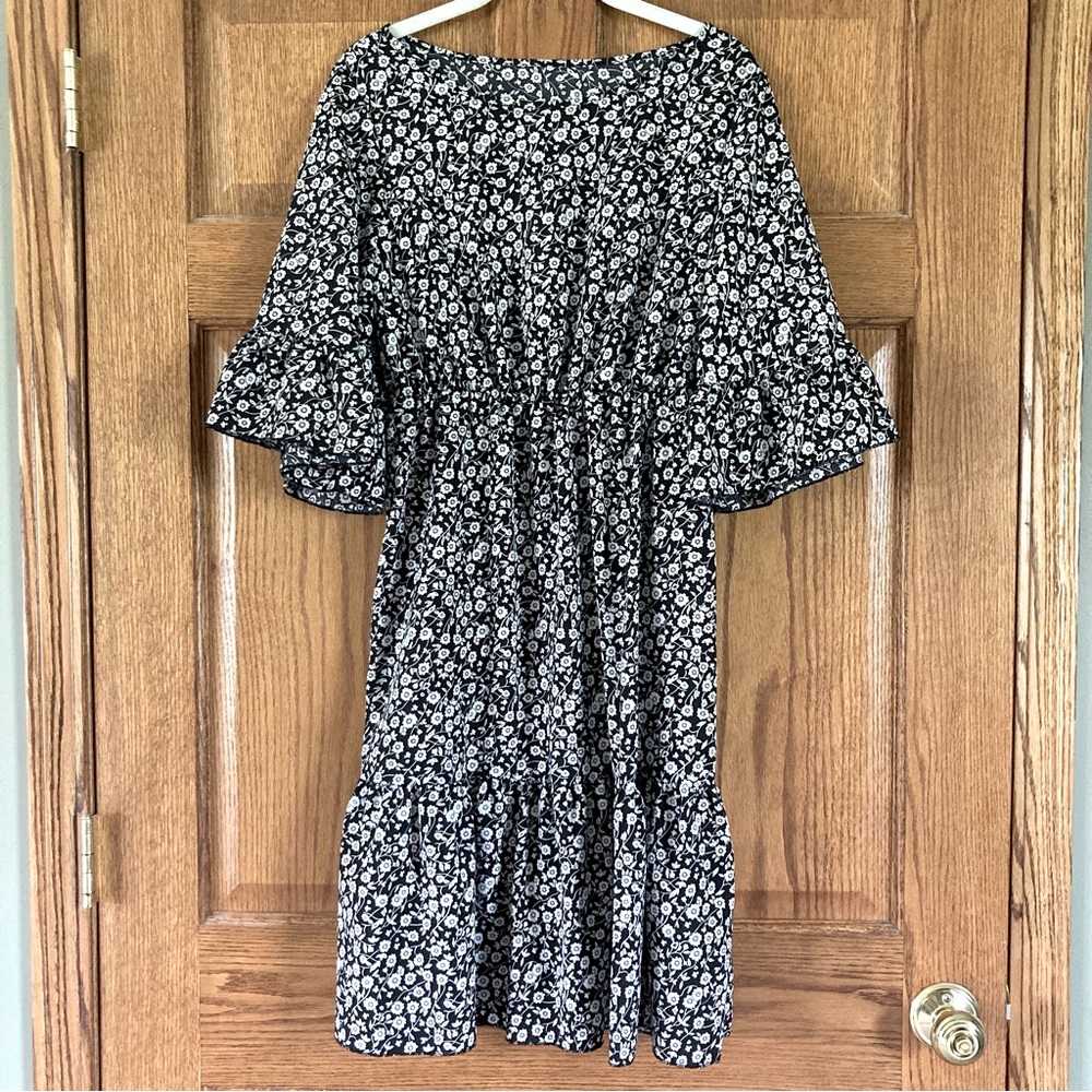 5/$15 Cute Shein Black and White Floral Print Dress Small